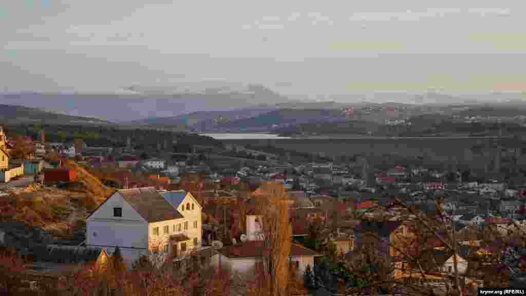 Бітак на тлі Сімферопольського водосховища і Чатир-Дага