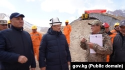 Бакыт Төрөбаев Барскоон-Бедел автожолунда курулуп баштаган тоннелдин алдында. 27-сентябрь, 2025-жыл.