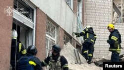 Рятувальники працюють на місці російської ракетної атаки в Чернігові, 17 квітня 2024 року