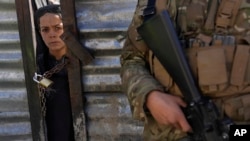 Кабулда гуманитардык жардам алганы келген бала