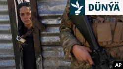  Kabulda mätäç maşgalalara paýlanylanda azyk önümlerini almak üçin nobata duran oglan 