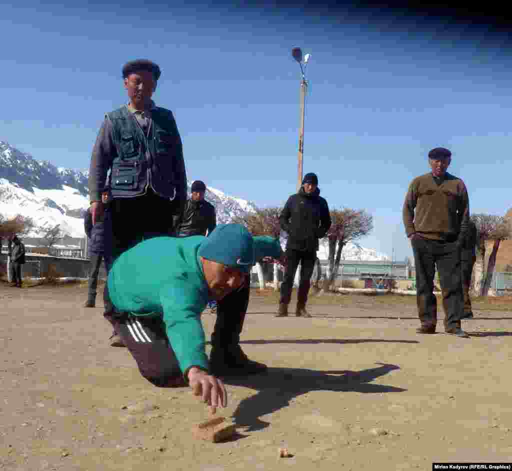 Топту же чүкөнү атуу үчүн абалакты оң колго кармап, сол бут менен чийинди туура басып, буттун тумшугун ата турган чүкө менен борборго түздөп, сол буттун таманын көтөрбөстөн атуу керек. Чүкө чыкса абалагын өзү чуркап барып алып, оюну жыдыбай ата берет.