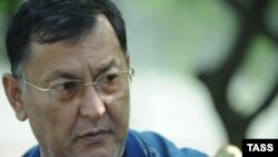 Акмат Бакиев Тейит айылында, 2010-жылдын 11-апрели.