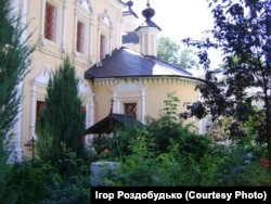 Так виглядає двір церкви Трійці у Хохлах зсередини