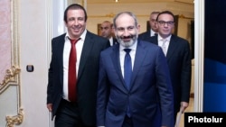 Armenia - Prime Minister Nikol Pashinian (C) arrives for a business forum organized by Gagik Tsarukian (L), October 26, 2018.
