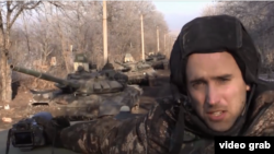 Британиялық блогер Грэм Филлипс Ресейдің Т-72Б3 танкісінің жанында тұр.  