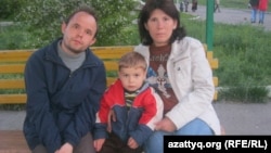 Станислав Галеев и Ольга Петрова живут в доме юношества со своим ребенком. Алматы, 19 апреля  2013 года.                               