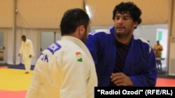 Лаҳзаҳое аз тамрини Муҳаммадмурод Абдураҳмонов ва Комроншоҳи Устопириён. Бразилия, моҳи июли 2016