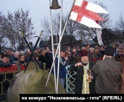 СЬВЯТЫ КАМЕНЬ. Незалежнасьць — гэта... калі ствараюцца нацыянальныя і прыватныя музэі і адраджаецца нацыянальная царква. Айцец Леанід Акаловіч асьвячае памятную дошку ў гонар заснавальнікаў БНР. Музэй Алеся Белага ў Старых Дарогах, сакавік 2004.
