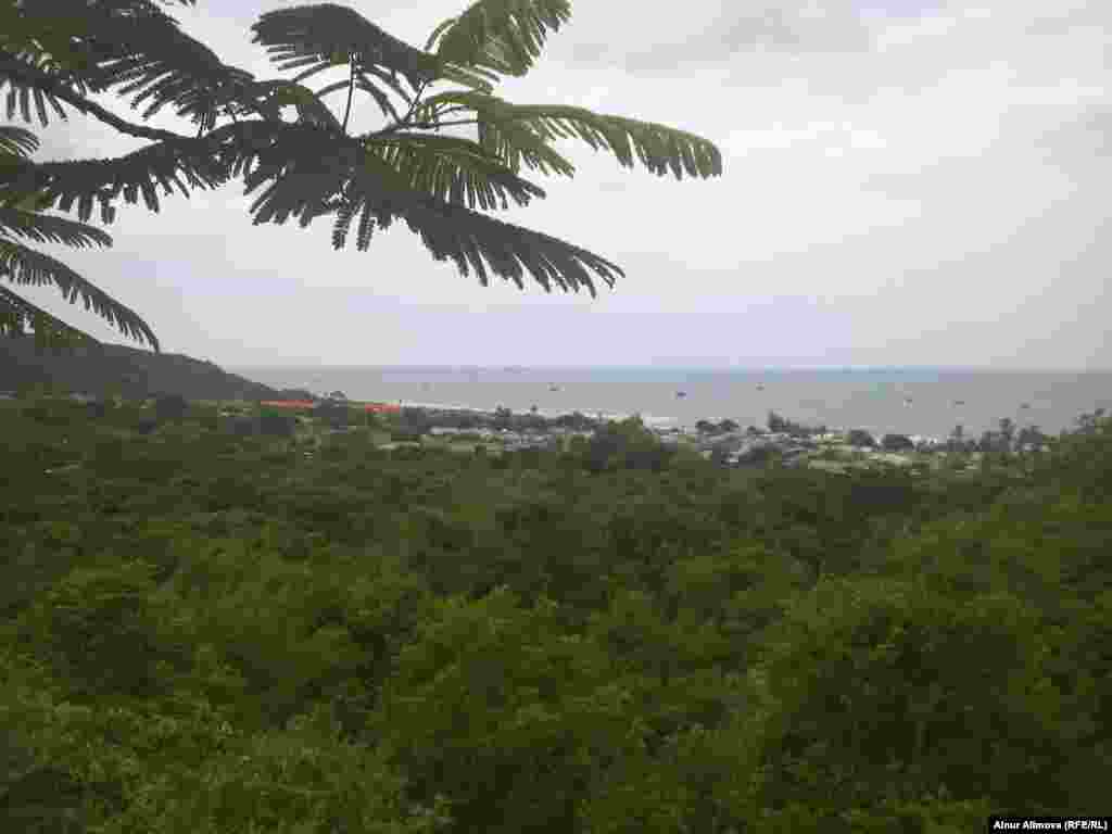 Вид на побережье, открывающийся из комплекса &laquo;Тямские башни Пошану&raquo;.