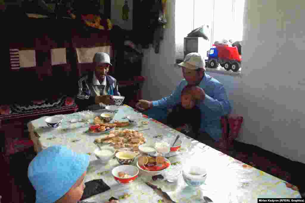 Дом Эдиля всегда наполнен родственниками и их детьми, которые приезжают попить кумыс и отдохнуть на джайлоо.&nbsp;