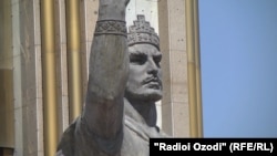 Памятник Исмаилу Сомони в городе Душанбе. 