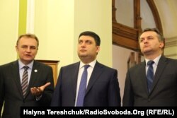 Зліва направо: Андрій Садовий, Володимир Гройсман та Олег Синютка