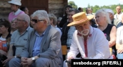 Падчас уручэньня прэміі ў Бычках, архіўнае фота