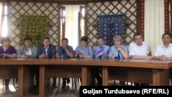 Пресс-конференция сторонников Алмазбека Атамбаева в его доме в селе Кой-Таш. 27 июня 2018 года.