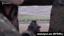 Հայաստանի ԶՈՒ զինծառայողը Ադրբեջանի հետ սահմանին մարտական հերթապահության ժամանակ, արխիվ