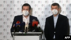  Чех премьер-министри Андрей Бабиш (оңдо) жана өлкөнүн ички иштер жана тышкы иштер министри Ян Гамачек. Прага шаары. 2021-жылдын 17-апрели.