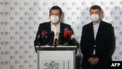 Чех премьер-министри Андрей Бабиш (оңдо) жана өлкөнүн ички иштер жана тышкы иштер министри Ян Гамачек. Прага шаары. 2021-жылдын 17-апрели.