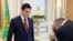 Gurbanguly Berdimuhamedow öz ady bilen çap edilen kitaby hökümet resmilerine sowgat berýär.