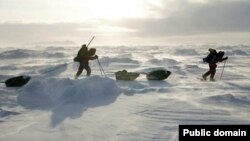 Экспедиция стартовала 10 марта из города Слюдянка на южной оконечности озера и через 25 дней должна завершиться в Нижнеангарске - самой северной точке Байкала