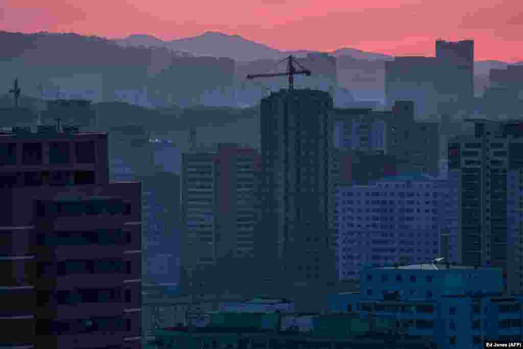 Строительные башенные краны стали непременной частью пхеньянского пейзажа.