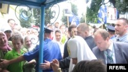 Визит патриарха вызвал неоднозначную реакцию среди украинских верующих.