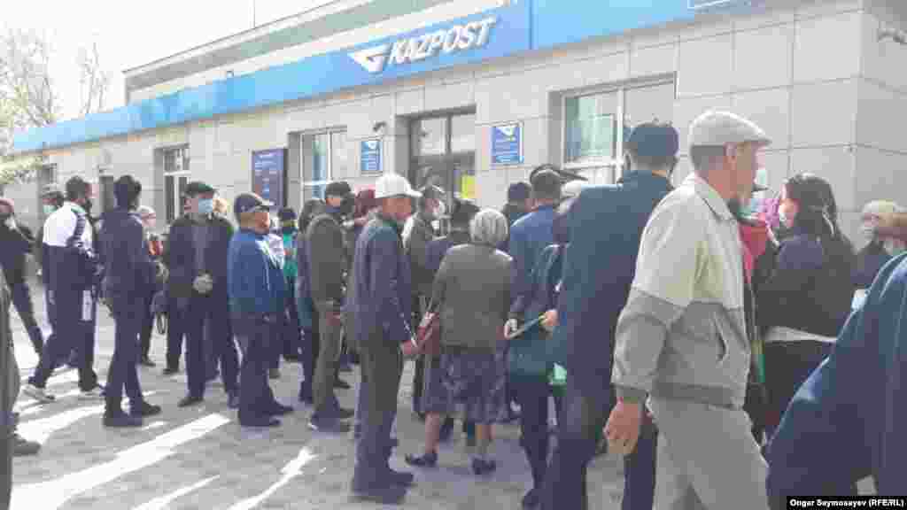 Как сообщили корреспонденту Азаттыка некоторые собравшиеся, они пришли еще утром,&nbsp; чтобы занять очередь. 6 апреля 2020 года.&nbsp;