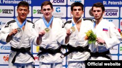 Мухаммадризо Кувватов (второй справа). Фото Олимпийского комитета Таджикистана