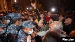 Բախումներ դատախազության շենքի մոտ, 22 ապրիլի, Երևան