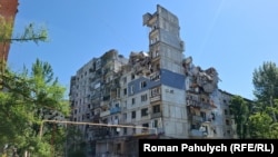 Зруйнована російськими обстрілами багатоповерхівка у Покровську, травень 2025 року