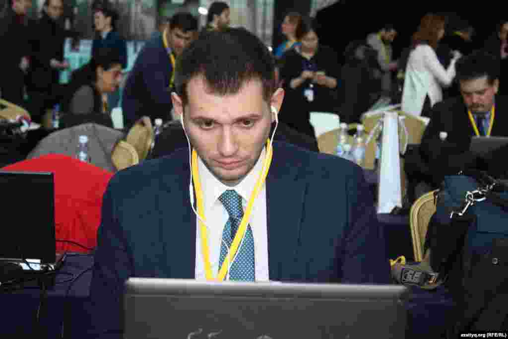 Встреча началась позже назначенного времени из-за некоторой путаницы вокруг того, согласятся ли сирийские делегации сесть вместе. Неназванный источник сообщил &laquo;Интерфаксу&raquo;, что правительственная делегация Сирии села рядом с представителями Ирана, в то время как делегация сирийской оппозиции разместилась рядом с представителями Турции.