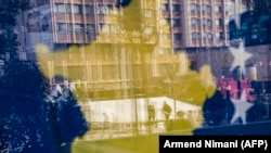 Kosovo je jedina zemlja Zapadnog Balkana čiji građani ne uživaju slobodu kretanja u šengen zoni. (na fotografiji: odsjaj zastave Kosova na izlogu u Prištini, februar 2018.)