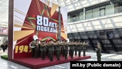 Оркестр грає на міжнародній виставці озброєнь MILEX‑2025 у Мінську, травень 2025 року. Серед учасників виставки Росія та Китай