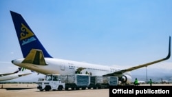 Коронавирусқа қарсы қытайлық вакцинаның Алматы әуежайына жеткізілу сәті. 10 тамыз 2021 жыл.