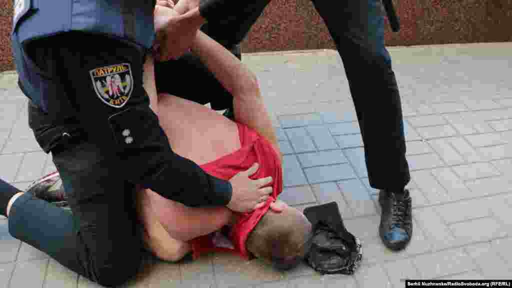 При первых признаках провокаций противников &quot;Марша равенства&quot; задерживала новая украинская полиция.