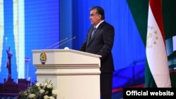 Эмомалӣ Раҳмон дар ҳоли ироаи паёми солона. 22 декабри 2016