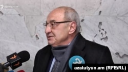 «Հայրենիքի փրկության շարժման» վարչապետի միասնական թեկնածու Վազգեն Մանուկյանը զրուցում է լրագրողների հետ արտգործնախարարի հետ հանդիպումից հետո, 9 հունվարի, 2021թ.