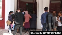 Узбекистанские студенты стоят в очереди, чтобы забрать свои документы из Ошского государственного университета.
