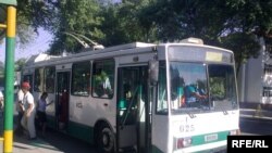 Indi 1-nji belgili trolleýbus marşruty boýunça 28-nji belgili awtobuslar gatnar.