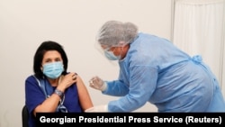 Грузиянын президенти Саломе Зурабишвили  коронавирус (COVID-19) илдетине каршы "AstraZeneca" вакцинасы менен эмделди. Тбилиси шаары. 2021-жылдын 18-марты.