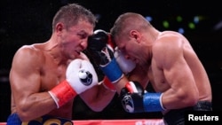Геннадий Головкин (слева) и Сергей Деревянченко во время боя за звание чемпиона мира по версии IBF. Нью-Йорк, 5 октября 2019 года.