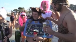 Заплыв, забег и езда на верблюдах: 1 января в разных странах мира (видео)