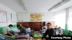 Кыргызстандык студенттер бир нече күн ушинтип окуу бөлмөлөрүндө, спорт залда жашашты. Орусия, Ржев шаары. 