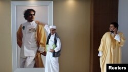 Портрет Муаммара Каддафи в одной из правительственных резиденций в Триполи