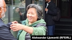 Динара Смаилова (Дина Тансари) Черногориянын Жогорку сотунун имаратанын алдында. 15-апрель, 2025-жыл.