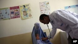 داکتر حین معاینۀ یک طفل در یکی از کلینیک‌های صحی