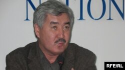Амиржан Косанов на пресс-конференции в Алматы 24 сентября 2008 года. 