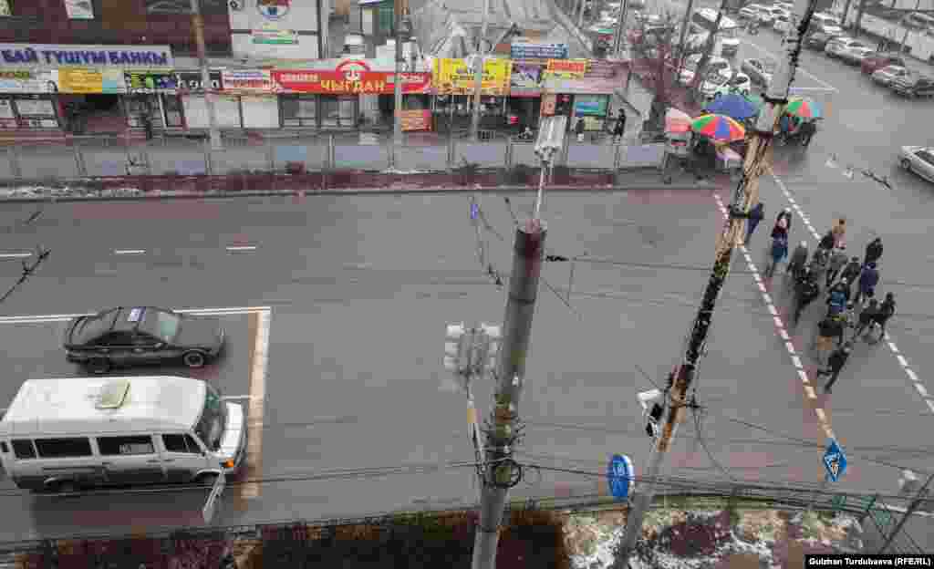 Жол кыймылынын коопсуздугун көзөмөлдөгөн камераларга же ылдамдыкты ашырганы үчүн каттоого алынган автоунаалардын номуру &quot;Инфокомго&quot; жөнөтүлүп, андан кийин Жол кыймыл коопсуздугун камсыздоо боюнча башкы башкармалык айыптын өлчөмүн аныктап, үч күндүн ичинде &quot;Кыргыз почтасы&quot; аркылуу айдоочуга жиберет. 