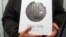 Альбомом «Наш герб: українські символи від княжих часів до сьогодення» в руках Богдана Завітія, заступника головного редактора видавництва «Родовід» 