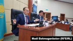 Даурен Абаев, сүрөттө биринчи фондо.